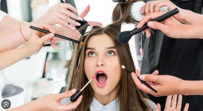 ¿Estás pensando en emprender en el sector de la belleza y no sabes qué nombre ponerle a tu negocio? Elegir el nombre perfecto para un negocio de belleza es una de las decisiones más importantes que tendrás que tomar, ya que será la primera impresión que tus clientes potenciales tengan de tu marca. ¿Quieres un nombre que sea atractivo, memorable y que refleje los valores de tu negocio? En este artículo te ayudaremos a encontrar ese nombre que marcará la diferencia en el competitivo mundo de la belleza.¿Por qué es importante elegir un buen nombre para tu negocio de belleza?El nombre de tu negocio de belleza debe ser algo más que solo una etiqueta; debe capturar la esencia de tu marca. Un buen nombre puede atraer a más clientes, posicionarte mejor en el mercado y hacer que tu marca sea reconocida fácilmente. Es crucial elegir un nombre que sea fácil de recordar, que comunique profesionalidad y que te diferencie de la competencia.Consejos para elegir el nombre perfecto1. Refleja la esencia de tu negocioPiensa en lo que te diferencia de otros salones de belleza o clínicas estéticas. ¿Tu negocio ofrece tratamientos innovadores, productos naturales, o te especializas en un tipo específico de clientes? El nombre debe reflejar tu propuesta de valor única.2. Utiliza palabras que evoquen bellezaEl sector de la belleza está relacionado con el bienestar, la estética, el autocuidado y la salud. Utiliza palabras que evoquen esas sensaciones, como glamour, esplendor, luz, renovación o elegancia. Puedes combinar estas palabras con conceptos más específicos de lo que ofreces, como spa, estética, maquillaje, cabello o piel.3. Opta por nombres sencillos y fáciles de recordarEl nombre ideal debe ser fácil de pronunciar y de recordar. Un nombre complicado puede hacer que los clientes se olviden de ti o que tengan dificultades para encontrarte. Evita nombres largos o difíciles de escribir, y asegúrate de que el nombre sea intuitivo y fácil de entender a simple vista.4. Asegúrate de que el nombre esté disponibleAntes de enamorarte de un nombre, asegúrate de que esté disponible tanto como dominio web como en las redes sociales. También es fundamental verificar que no esté registrado por otro negocio del sector, para evitar posibles problemas legales.5. Inspírate en otros idiomasEl uso de palabras en otros idiomas puede añadir un toque exótico o sofisticado a tu marca. Por ejemplo, el uso de palabras en francés o italiano, que están muy relacionadas con el sector de la belleza, puede ser un gran acierto. Algunas opciones son: Bellezza, Chic, Lumière, Belle o Amore.Ideas de nombres para negocios de bellezaSi todavía no tienes claro qué nombre elegir, aquí te dejamos una lista con algunas ideas para inspirarte. Estas opciones pueden ajustarse a distintos tipos de negocios dentro del sector de la belleza.Nombres para salones de bellezaEsplendor BellezaGlamour TotalBrillo PuroBelleza DivinaEstilo PerfectoNombres para clínicas de estéticaEterna JuventudBelleza SublimeRenueva EstéticaPiel RadianteNatural GlowNombres para negocios de maquillajeMaquillaje DivinoLook PerfectoArte y BellezaPincelada MágicaStudio GlamNombres para negocios de uñasUñas de OroManicura ChicNail Art ProBrillo RosaToque GlamNombres para spas y centros de bienestarSpa SerenoArmonía TotalEsencia SpaRelajación PuraCuerpo y AlmaErrores comunes al elegir el nombre de tu negocio de bellezaAl elegir un nombre, es fácil cometer algunos errores que pueden impactar negativamente en la imagen de tu marca. Aquí te mencionamos algunos errores que debes evitar.1. No pienses solo en el presenteAsegúrate de que el nombre sea escalable y que pueda adaptarse a futuros cambios o expansiones de tu negocio. Si te enfocas demasiado en un servicio específico, podrías limitar tu crecimiento a largo plazo.2. Evita nombres que sean difíciles de pronunciarUn nombre difícil de pronunciar o que no se entienda fácilmente puede hacer que los clientes pierdan interés en tu negocio. Opta por algo que sea claro y sencillo, pero a la vez, impactante.3. No copies a la competenciaEs fundamental que el nombre sea único. Copiar o utilizar variantes de nombres de otros negocios de belleza te hará parecer menos original y podría generar confusión entre tus clientes.4. No te enfoques solo en modas pasajerasElegir un nombre basado en modas actuales puede ser tentador, pero corre el riesgo de quedarse obsoleto rápidamente. Opta por nombres que sean atemporales y que puedan perdurar a lo largo del tiempo.Cómo asegurarte de que el nombre de tu negocio tenga impacto en redes sociales y SEOUn buen nombre no solo debe funcionar en el mundo offline, sino también tener un impacto online. A continuación, te damos algunos consejos para que el nombre de tu negocio de belleza también brille en las plataformas digitales.1. Investiga las palabras clave adecuadasEs fundamental que investigues las palabras clave más relevantes dentro del sector de la belleza. Asegúrate de que el nombre de tu negocio incluya alguna de estas palabras o conceptos relacionados, para aumentar tu visibilidad en los motores de búsqueda.2. Crea un dominio web atractivo y coherenteEl nombre de tu negocio debe estar alineado con tu dominio web. Trata de elegir un dominio sencillo, fácil de recordar y que sea lo más parecido posible al nombre de tu negocio. Esto te ayudará a posicionarte mejor en los resultados de búsqueda.3. Optimiza tu nombre para las redes socialesRevisa que el nombre de tu negocio esté disponible en las principales plataformas de redes sociales. Es recomendable que el nombre de usuario en redes sea idéntico al nombre de tu marca, para facilitar que los clientes te encuentren fácilmente.ConclusiónElegir el nombre ideal para tu negocio de belleza puede parecer un reto, pero siguiendo estos consejos podrás encontrar un nombre que refleje la esencia de tu marca, que sea memorable y que te ayude a destacar en el competitivo mercado de la belleza. Ya sea que te especialices en uñas, maquillaje, tratamientos estéticos o spas, el nombre adecuado será clave para atraer a tus clientes y posicionarte como un referente en el sector.