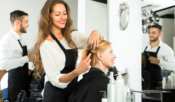 ¿Estás pensando en emprender en el sector de la belleza y no sabes qué nombre ponerle a tu negocio? Elegir el nombre perfecto para un negocio de belleza es una de las decisiones más importantes que tendrás que tomar, ya que será la primera impresión que tus clientes potenciales tengan de tu marca. ¿Quieres un nombre que sea atractivo, memorable y que refleje los valores de tu negocio? En este artículo te ayudaremos a encontrar ese nombre que marcará la diferencia en el competitivo mundo de la belleza.¿Por qué es importante elegir un buen nombre para tu negocio de belleza?El nombre de tu negocio de belleza debe ser algo más que solo una etiqueta; debe capturar la esencia de tu marca. Un buen nombre puede atraer a más clientes, posicionarte mejor en el mercado y hacer que tu marca sea reconocida fácilmente. Es crucial elegir un nombre que sea fácil de recordar, que comunique profesionalidad y que te diferencie de la competencia.Consejos para elegir el nombre perfecto1. Refleja la esencia de tu negocioPiensa en lo que te diferencia de otros salones de belleza o clínicas estéticas. ¿Tu negocio ofrece tratamientos innovadores, productos naturales, o te especializas en un tipo específico de clientes? El nombre debe reflejar tu propuesta de valor única.2. Utiliza palabras que evoquen bellezaEl sector de la belleza está relacionado con el bienestar, la estética, el autocuidado y la salud. Utiliza palabras que evoquen esas sensaciones, como glamour, esplendor, luz, renovación o elegancia. Puedes combinar estas palabras con conceptos más específicos de lo que ofreces, como spa, estética, maquillaje, cabello o piel.3. Opta por nombres sencillos y fáciles de recordarEl nombre ideal debe ser fácil de pronunciar y de recordar. Un nombre complicado puede hacer que los clientes se olviden de ti o que tengan dificultades para encontrarte. Evita nombres largos o difíciles de escribir, y asegúrate de que el nombre sea intuitivo y fácil de entender a simple vista.4. Asegúrate de que el nombre esté disponibleAntes de enamorarte de un nombre, asegúrate de que esté disponible tanto como dominio web como en las redes sociales. También es fundamental verificar que no esté registrado por otro negocio del sector, para evitar posibles problemas legales.5. Inspírate en otros idiomasEl uso de palabras en otros idiomas puede añadir un toque exótico o sofisticado a tu marca. Por ejemplo, el uso de palabras en francés o italiano, que están muy relacionadas con el sector de la belleza, puede ser un gran acierto. Algunas opciones son: Bellezza, Chic, Lumière, Belle o Amore.Ideas de nombres para negocios de bellezaSi todavía no tienes claro qué nombre elegir, aquí te dejamos una lista con algunas ideas para inspirarte. Estas opciones pueden ajustarse a distintos tipos de negocios dentro del sector de la belleza.Nombres para salones de bellezaEsplendor BellezaGlamour TotalBrillo PuroBelleza DivinaEstilo PerfectoNombres para clínicas de estéticaEterna JuventudBelleza SublimeRenueva EstéticaPiel RadianteNatural GlowNombres para negocios de maquillajeMaquillaje DivinoLook PerfectoArte y BellezaPincelada MágicaStudio GlamNombres para negocios de uñasUñas de OroManicura ChicNail Art ProBrillo RosaToque GlamNombres para spas y centros de bienestarSpa SerenoArmonía TotalEsencia SpaRelajación PuraCuerpo y AlmaErrores comunes al elegir el nombre de tu negocio de bellezaAl elegir un nombre, es fácil cometer algunos errores que pueden impactar negativamente en la imagen de tu marca. Aquí te mencionamos algunos errores que debes evitar.1. No pienses solo en el presenteAsegúrate de que el nombre sea escalable y que pueda adaptarse a futuros cambios o expansiones de tu negocio. Si te enfocas demasiado en un servicio específico, podrías limitar tu crecimiento a largo plazo.2. Evita nombres que sean difíciles de pronunciarUn nombre difícil de pronunciar o que no se entienda fácilmente puede hacer que los clientes pierdan interés en tu negocio. Opta por algo que sea claro y sencillo, pero a la vez, impactante.3. No copies a la competenciaEs fundamental que el nombre sea único. Copiar o utilizar variantes de nombres de otros negocios de belleza te hará parecer menos original y podría generar confusión entre tus clientes.4. No te enfoques solo en modas pasajerasElegir un nombre basado en modas actuales puede ser tentador, pero corre el riesgo de quedarse obsoleto rápidamente. Opta por nombres que sean atemporales y que puedan perdurar a lo largo del tiempo.Cómo asegurarte de que el nombre de tu negocio tenga impacto en redes sociales y SEOUn buen nombre no solo debe funcionar en el mundo offline, sino también tener un impacto online. A continuación, te damos algunos consejos para que el nombre de tu negocio de belleza también brille en las plataformas digitales.1. Investiga las palabras clave adecuadasEs fundamental que investigues las palabras clave más relevantes dentro del sector de la belleza. Asegúrate de que el nombre de tu negocio incluya alguna de estas palabras o conceptos relacionados, para aumentar tu visibilidad en los motores de búsqueda.2. Crea un dominio web atractivo y coherenteEl nombre de tu negocio debe estar alineado con tu dominio web. Trata de elegir un dominio sencillo, fácil de recordar y que sea lo más parecido posible al nombre de tu negocio. Esto te ayudará a posicionarte mejor en los resultados de búsqueda.3. Optimiza tu nombre para las redes socialesRevisa que el nombre de tu negocio esté disponible en las principales plataformas de redes sociales. Es recomendable que el nombre de usuario en redes sea idéntico al nombre de tu marca, para facilitar que los clientes te encuentren fácilmente.ConclusiónElegir el nombre ideal para tu negocio de belleza puede parecer un reto, pero siguiendo estos consejos podrás encontrar un nombre que refleje la esencia de tu marca, que sea memorable y que te ayude a destacar en el competitivo mercado de la belleza. Ya sea que te especialices en uñas, maquillaje, tratamientos estéticos o spas, el nombre adecuado será clave para atraer a tus clientes y posicionarte como un referente en el sector.